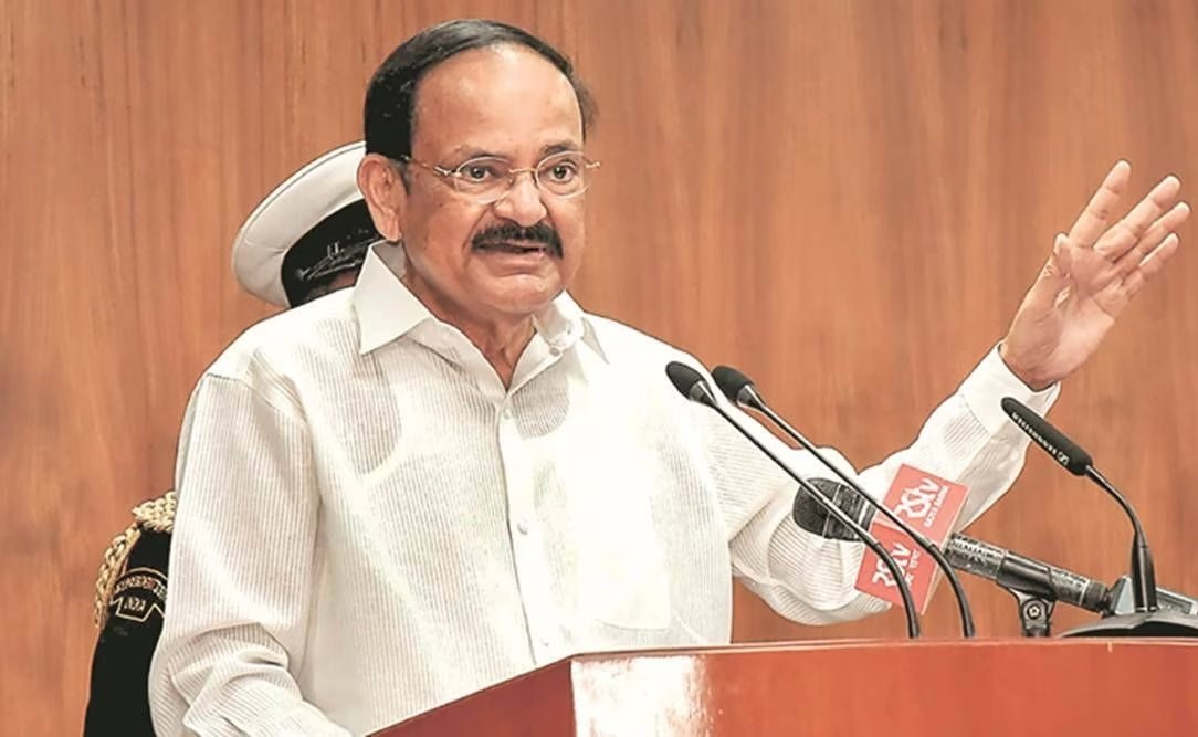 విద్యార్థులకు సంస్కారం ఎంతో ముఖ్యం: వెంకయ్యనాయుడు