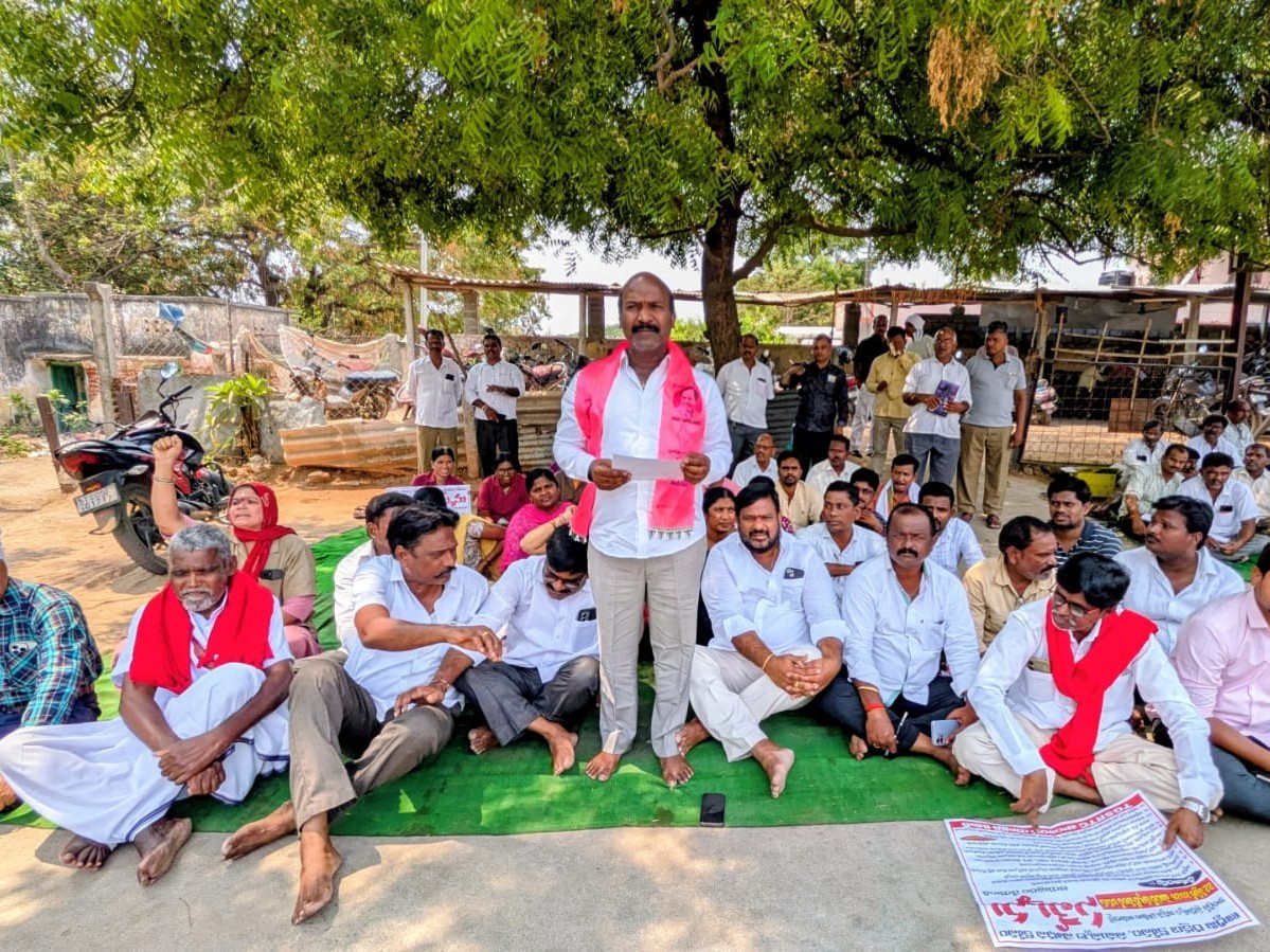 ఆర్టీసీ కార్మికులకు సంఘీభావం తెలిపిన మాజీ ఎమ్మెల్యే