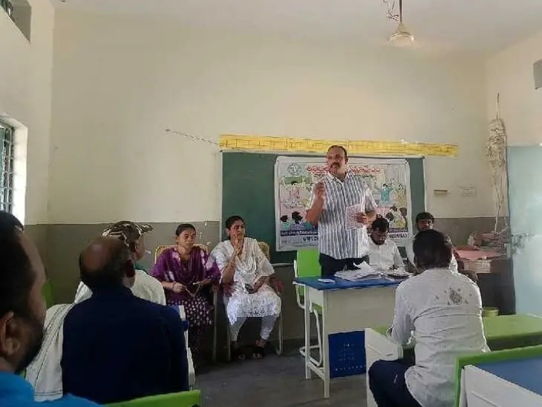 పాఠశాలలో తల్లిదండ్రుల సమావేశం