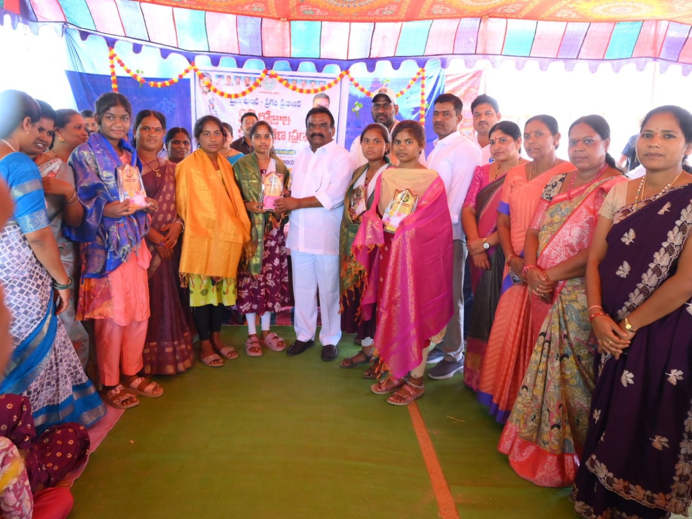 కేజీబీవీ ఇంటర్ విద్యార్థులను సన్మానించిన ఎమ్మెల్యే