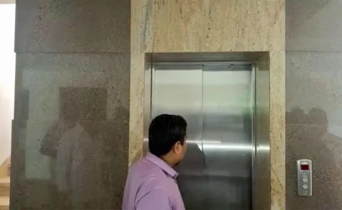 లిఫ్ట్‌లో సాంకేతికలోపం.. ఇరుక్కుపోయిన న్యాయవాదులు