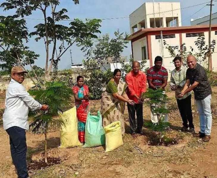 మొక్కల పెరుగుదలకు ఎరువులు పంపిణీ