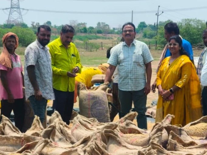 కొనుగోలు కేంద్రాన్ని తనిఖీ చేసిన డీసీవో