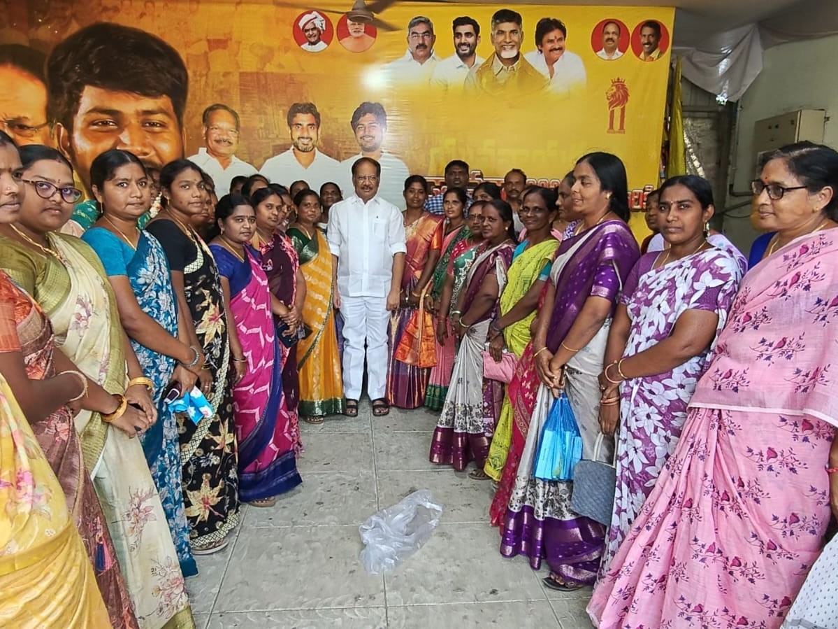 వేమూరు వీవోఏలకు స్మార్ట్‌ ఫోన్లు