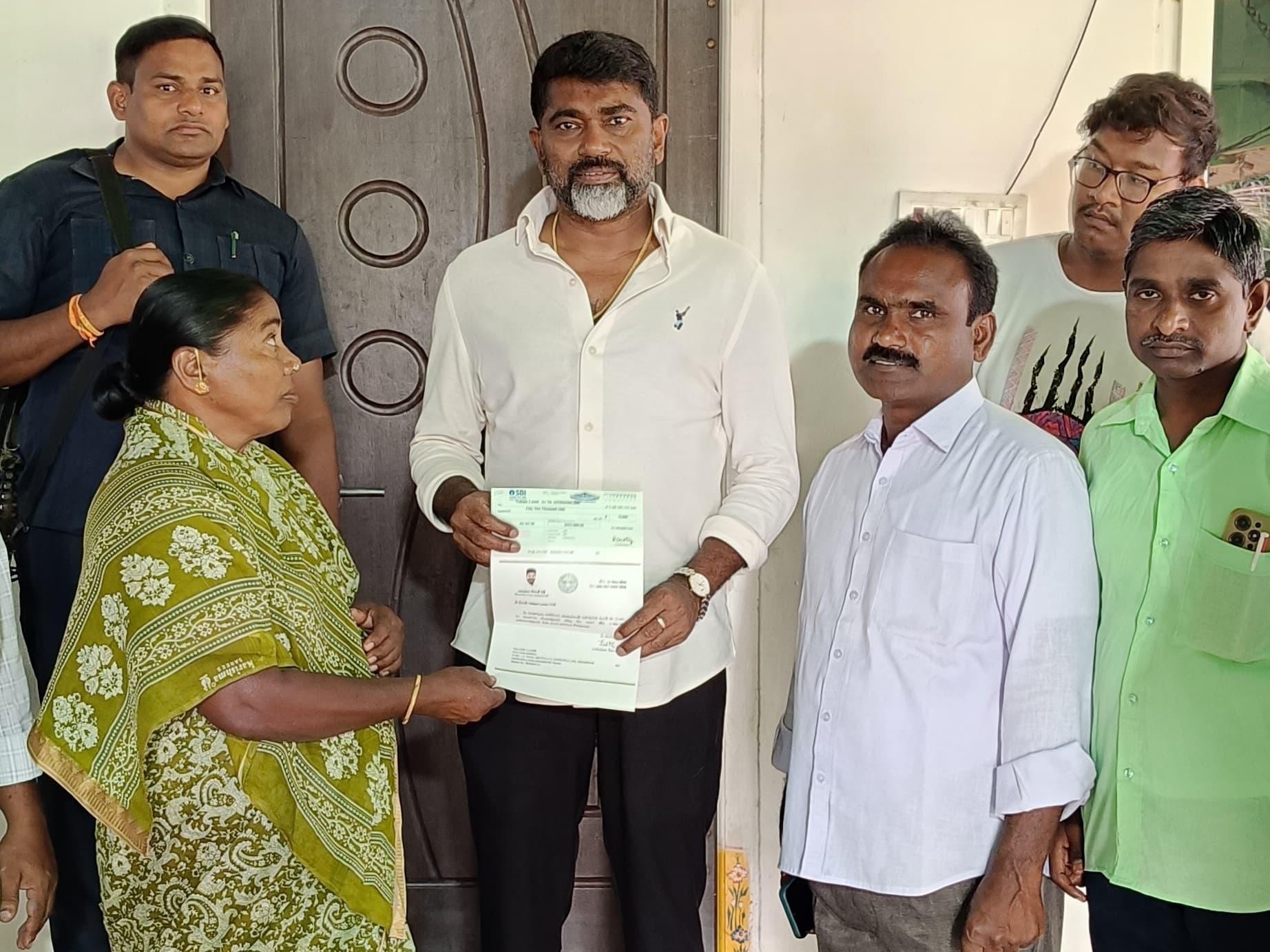 లబ్ధిదారులకు సీఎం రిలీఫ్ ఫండ్ చెక్కు అందజేత