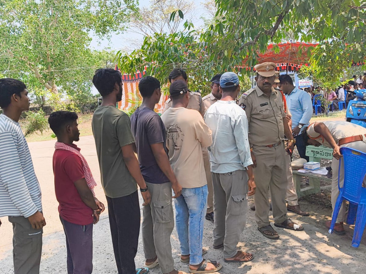 పాత నేరస్తుల శాంపిల్స్ సేకరించిన పోలీసులు