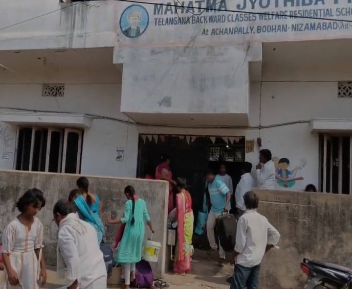 సెలవుల దొరకడంతో ఇంటిబాట పట్టిన విద్యార్థులు