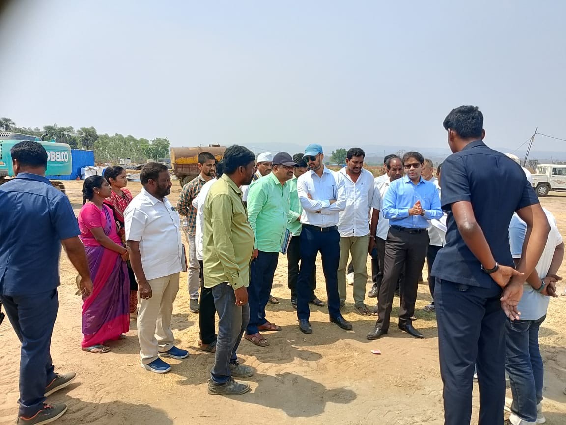 ఇంటిగ్రేటెడ్ పాఠశాల నిర్మాణ పనులను పరిశీలించిన కలెక్టర్