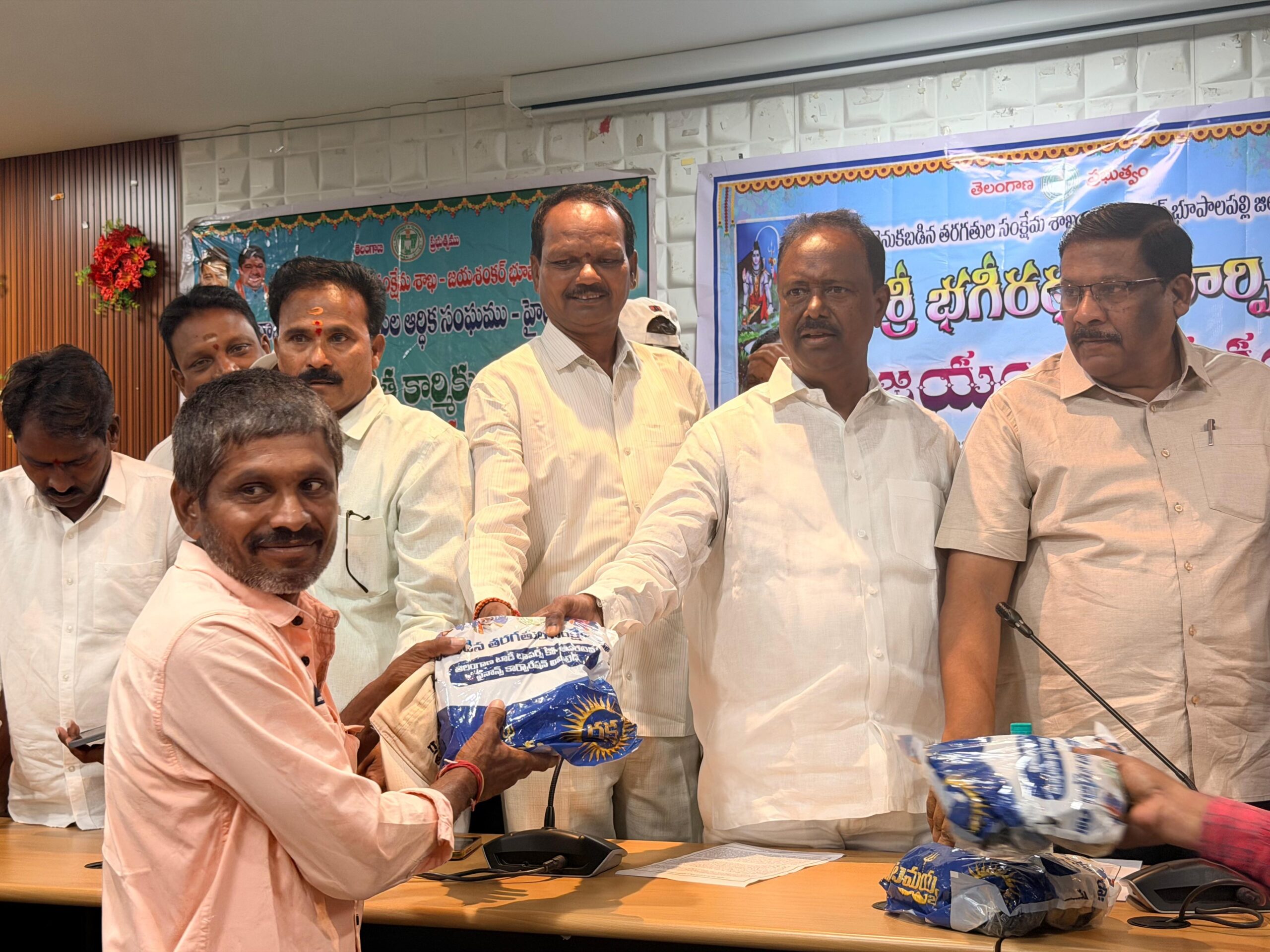 కాటమయ్య కిట్లను పంపిణీ చేసిన ఎమ్మెల్యే