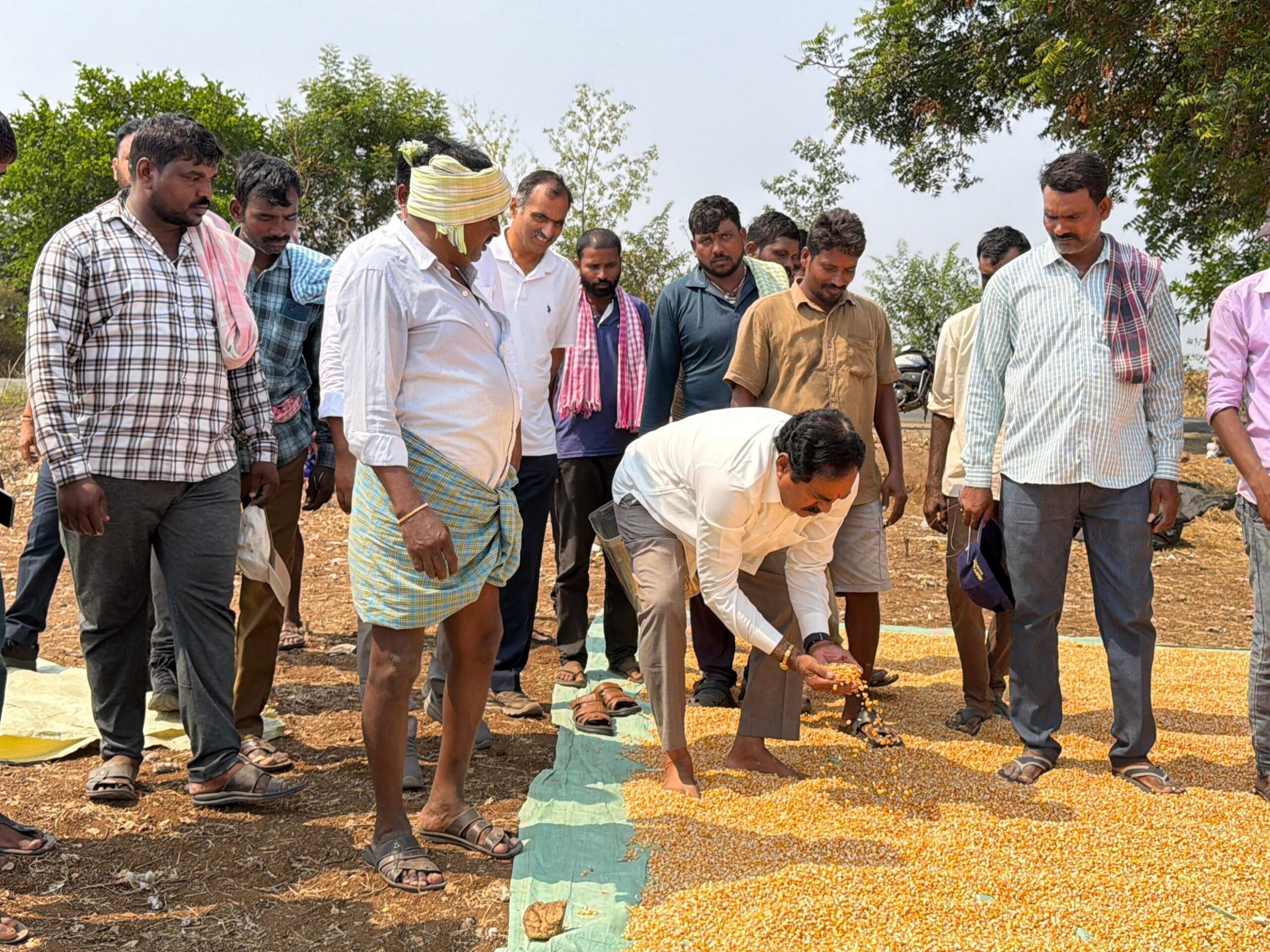 రైతుల సమస్యలను అడిగి తెలుసుకున్న ఎర్రబెల్లి