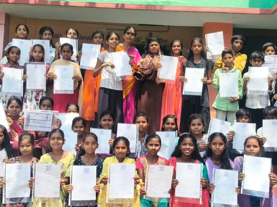 విద్యార్థులకు ప్రగతి నివేదిక పత్రాలు పంపిణీ