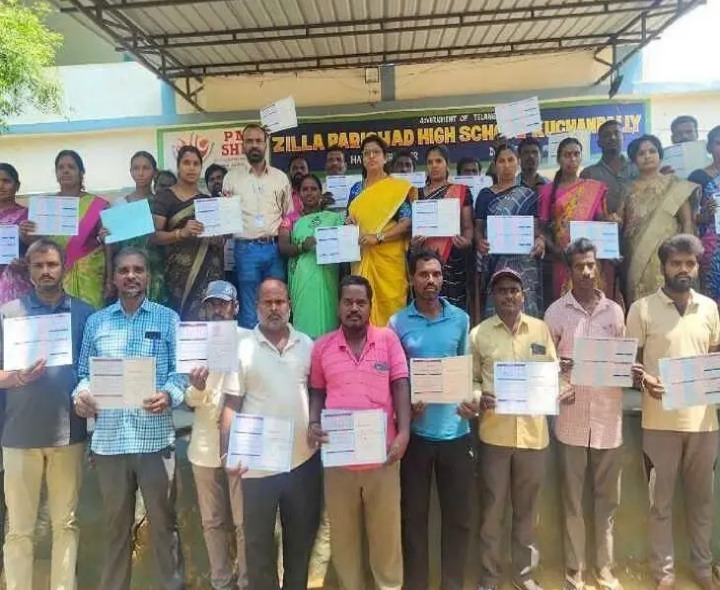 విద్యార్థులకు ప్రోగ్రెస్ కార్డ్స్ పంపిణీ