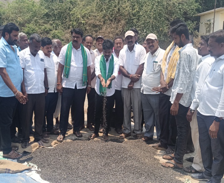 రైతులు పండించిన పంటను పూర్తిగా కొనుగోలు చేయాలి