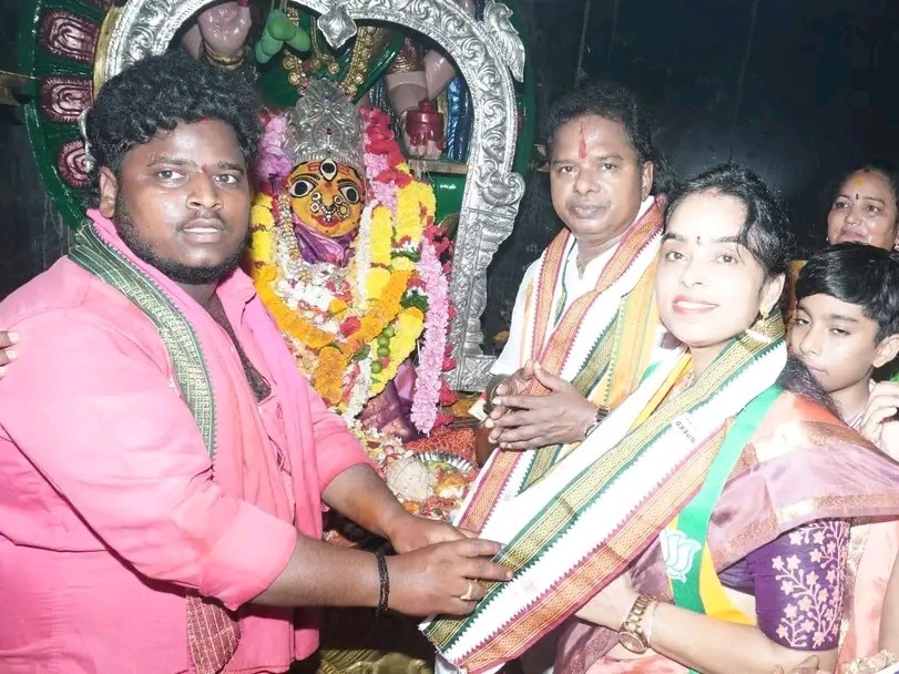 అమ్మవారి సేవలో జిల్లా అధ్యక్షులు