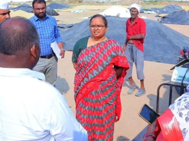 ధాన్యం తడవకుండా జాగ్రత్తలు పాటించాలి: కలెక్టర్