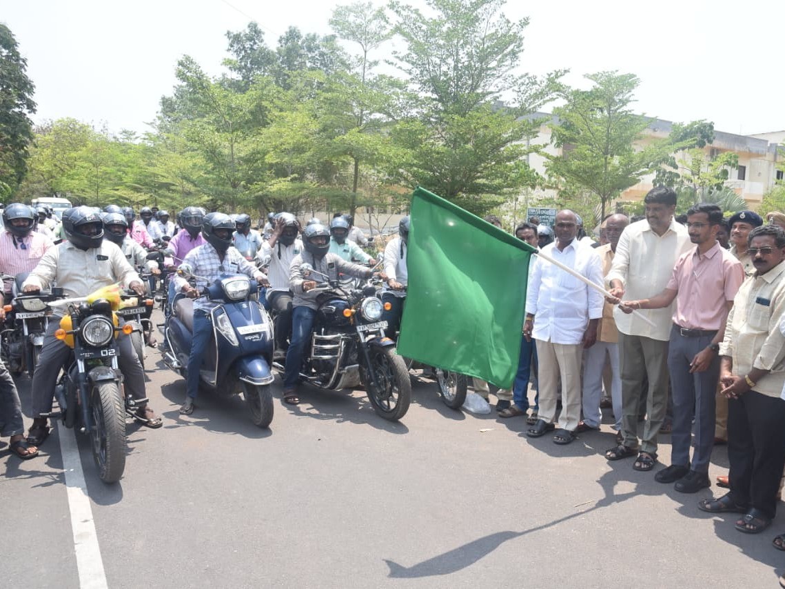జర్నలిస్టులకు హెల్మెట్ల పంపిణీ