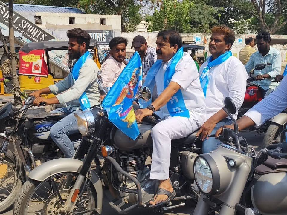 బుల్లెట్ బైక్ నడిపిన ఎంపీ అంబిక లక్ష్మీనారాయణ