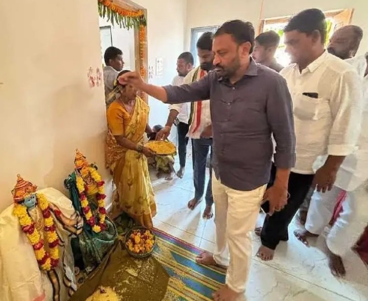 ఇందిరమ్మ ఇంటి గృహా ప్రవేశ కార్యక్రమంలో ఎమ్మెల్యే