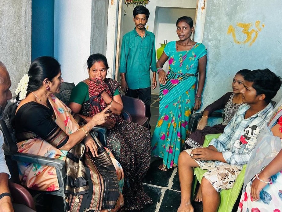 సుబ్బయ్య కుటుంబీకులకు బీసీ ఇందిరమ్మ పరామర్శ