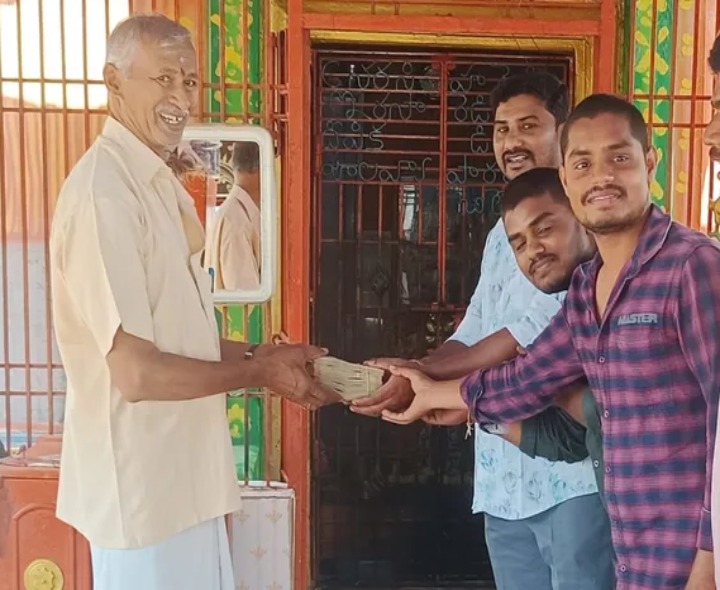 ఆంజనేయస్వామి ఆలయానికి విరాళం అందజేత