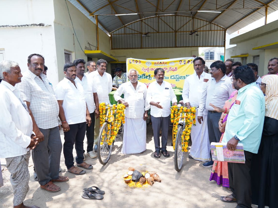 చెత్త సేకరణ రిక్షాలు పంపిణీ చేసిన మంత్రి