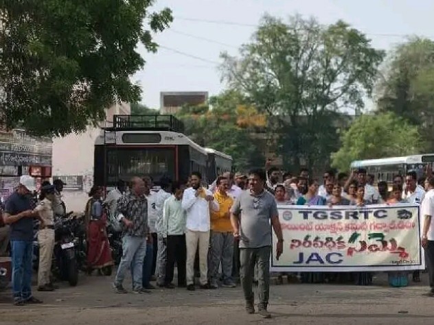 గద్వాలలో ఆర్టీసీ కార్మికుల నిరసనలు
