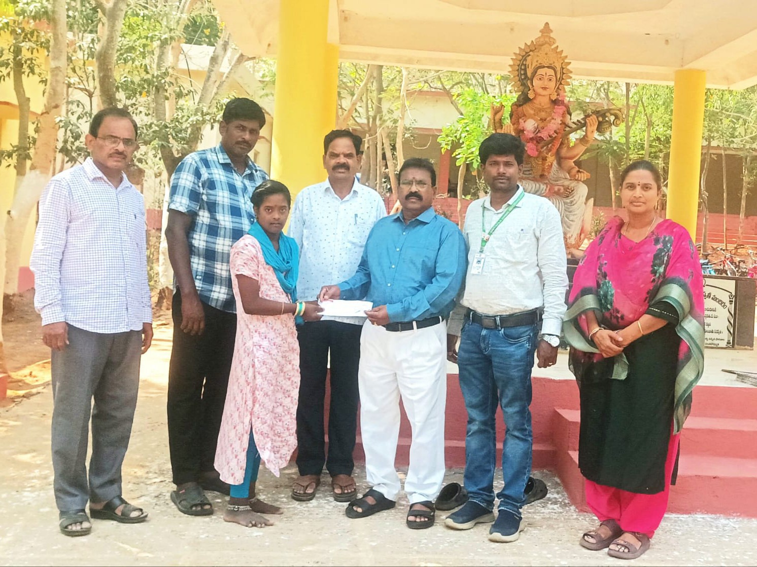 దివ్యాంగురాలుకి ఆర్థిక సహాయం