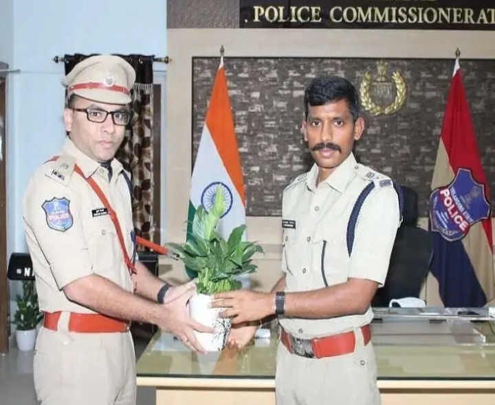 పోలీస్ కమిషనర్‌ను కలిసిన అదనపు డీసీపీ