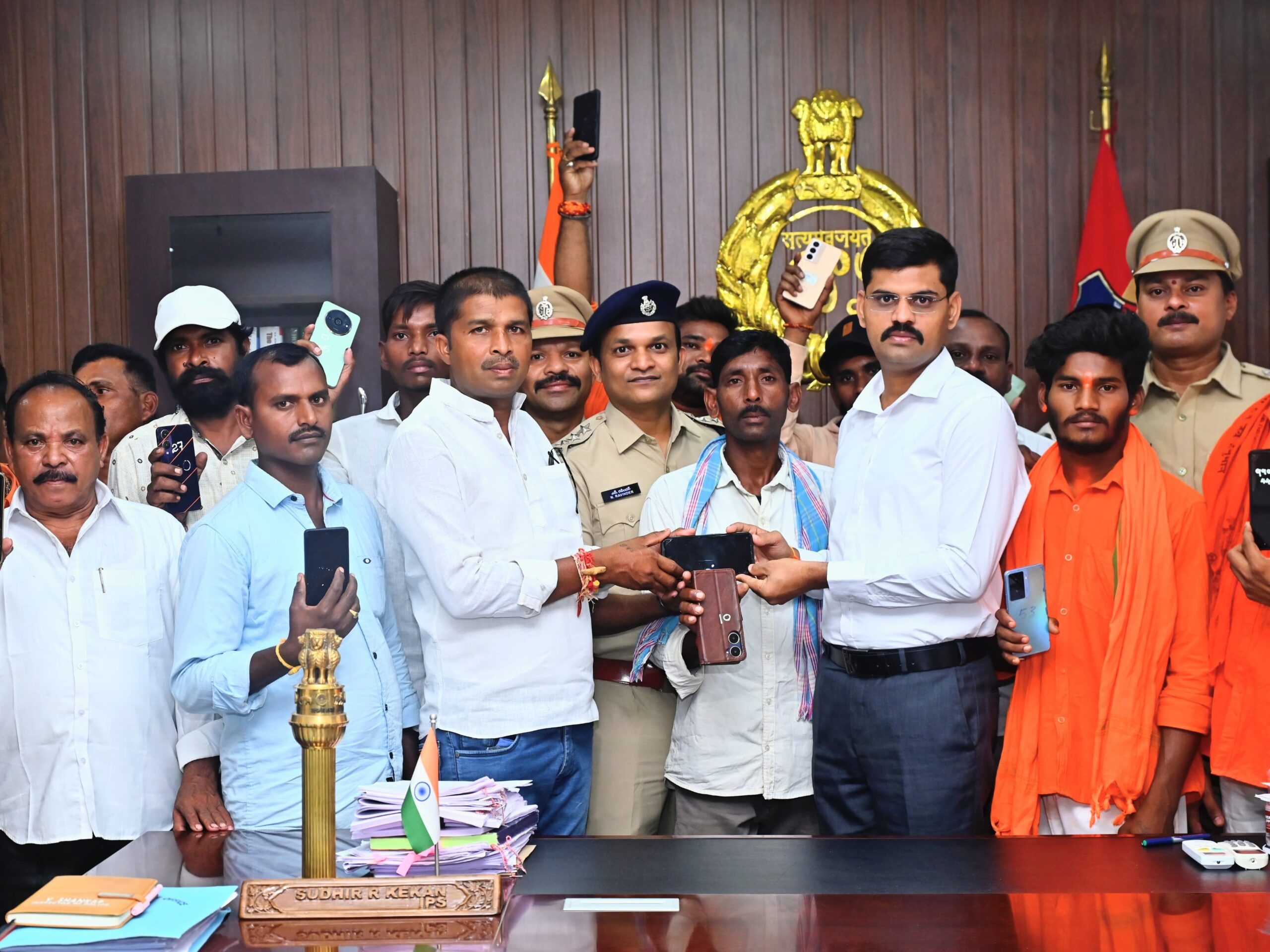 వెంకటాపూర్‌లో 25 మిస్సింగ్ మొబైల్స్ గుర్తింపు