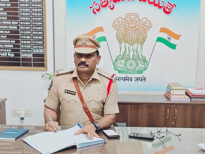 సర్పవరం స్టేషన్‌లో ఐదుగురు సస్పెండ్