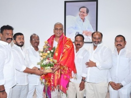 హరీష్ రావుని సత్కరించిన మాజీ కార్పొరేటర్