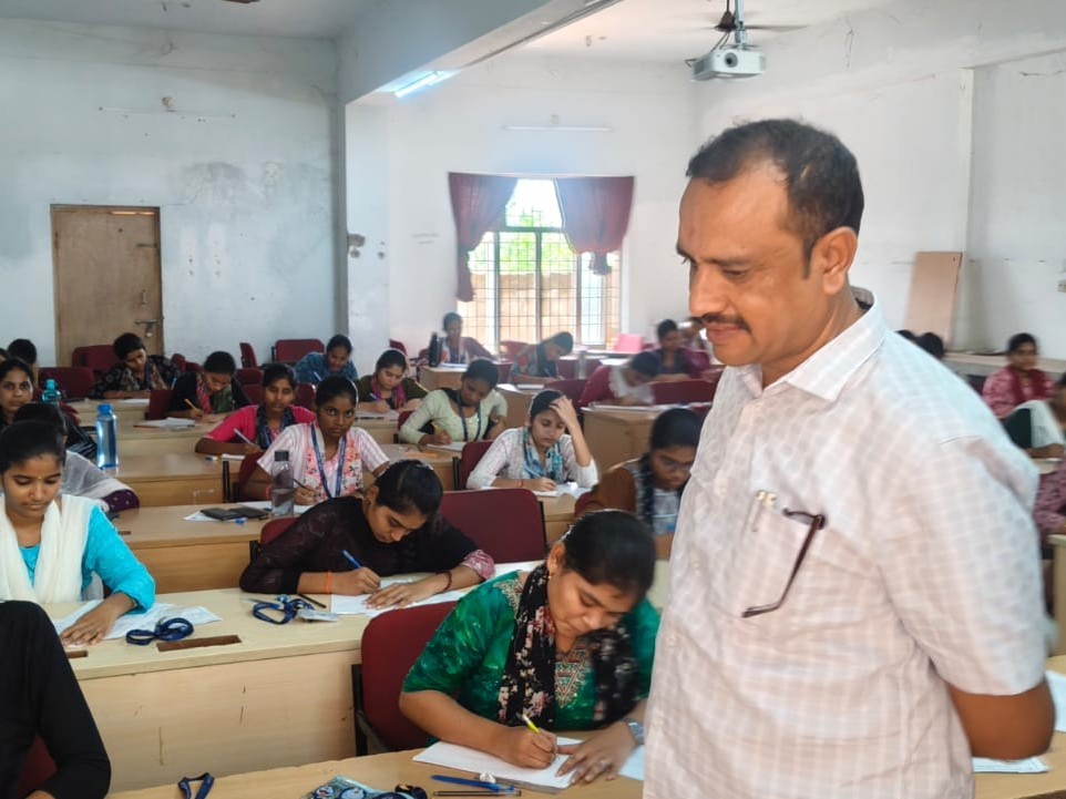 పరీక్షా కేంద్రాలను తనిఖీ చేసిన రిజిస్ట్రార్