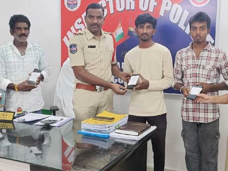 పోగొట్టుకున్న ఫోన్లను తిరిగి అప్పగించిన పోలీసులు