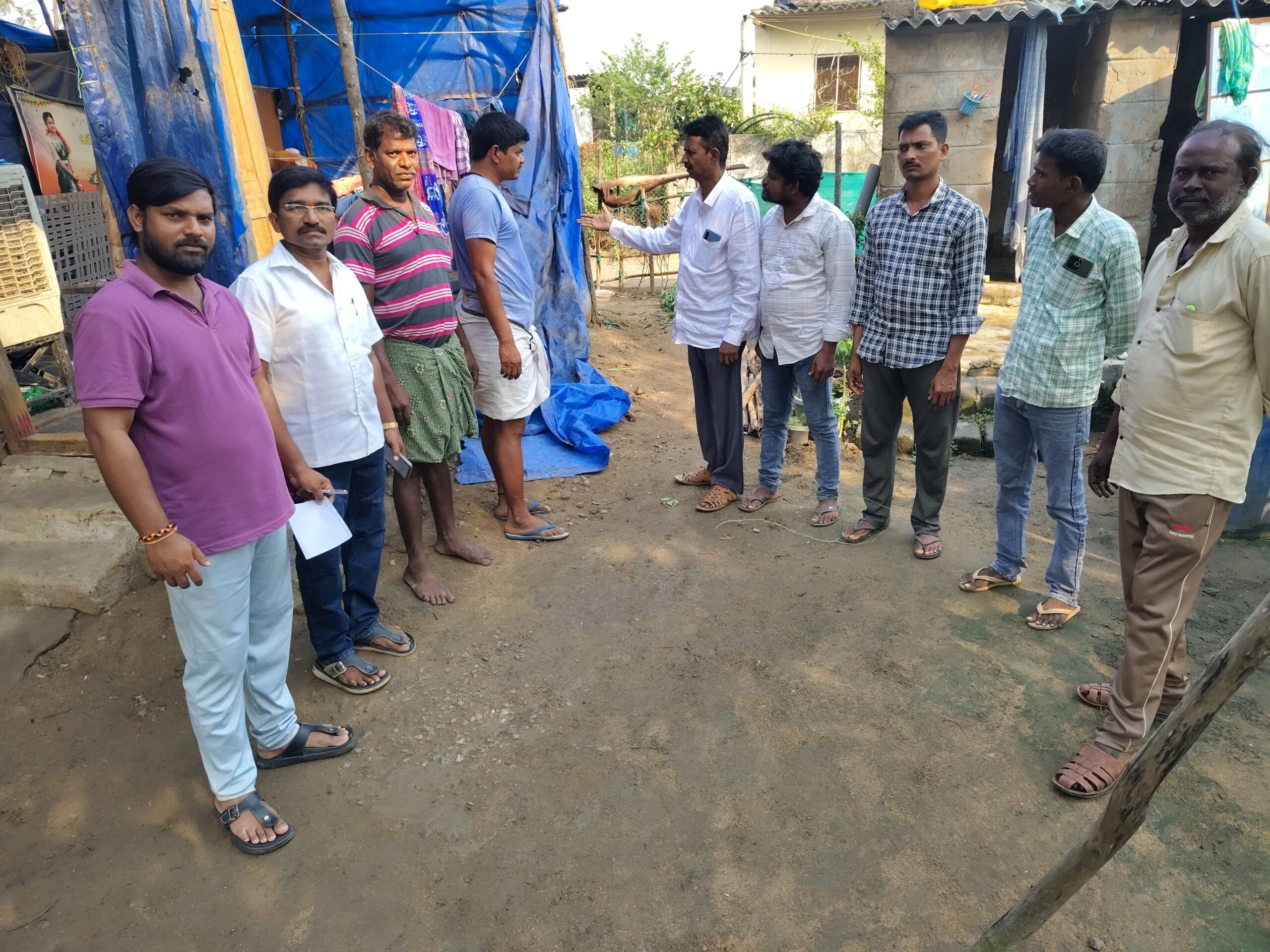 వర్షా నష్టాన్ని పరిశీలించిన కాంగ్రెస్ నాయకులు