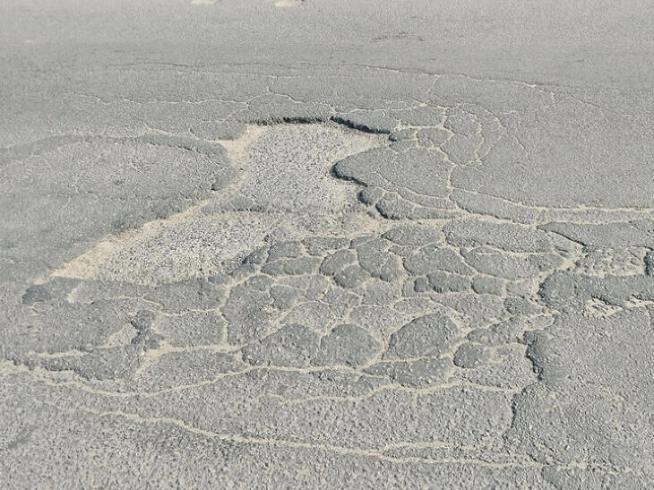 ప్రధాన రోడ్డుపై భారీగా గుంతలు