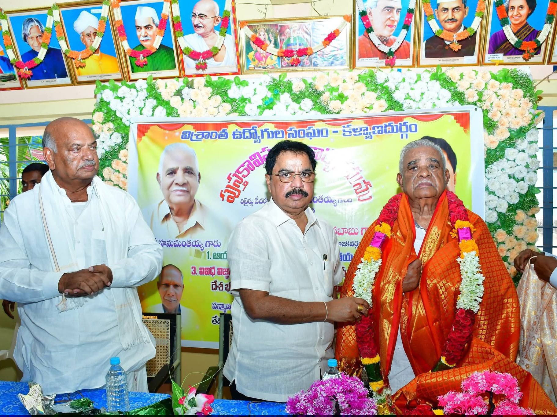 హనుమంతయ్య పుస్తకాలను ఆవిష్కరించిన ఎమ్మెల్యే