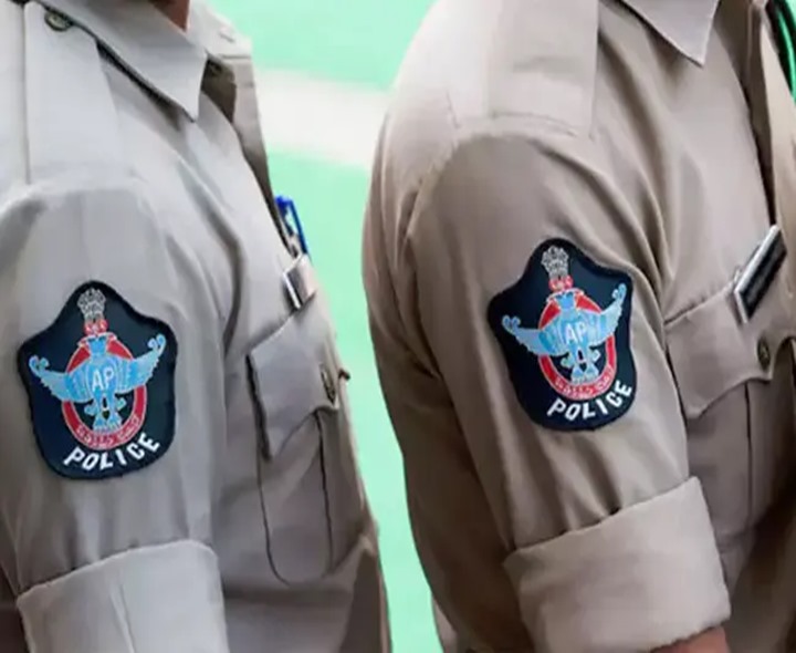 అనంతబాబుకు లీకులు.. సీఐపై వేటు