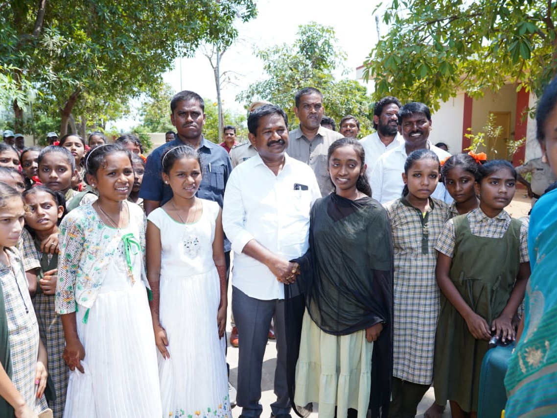 గురుకుల పాఠశాలను సందర్శించిన మంత్రి