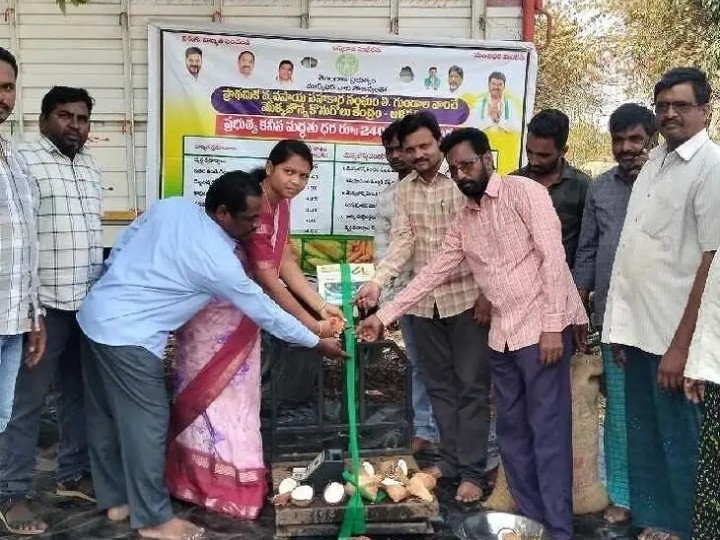 మొక్కజొన్న కొనుగోలు కేంద్రం ప్రారంభించిన సర్పంచ్