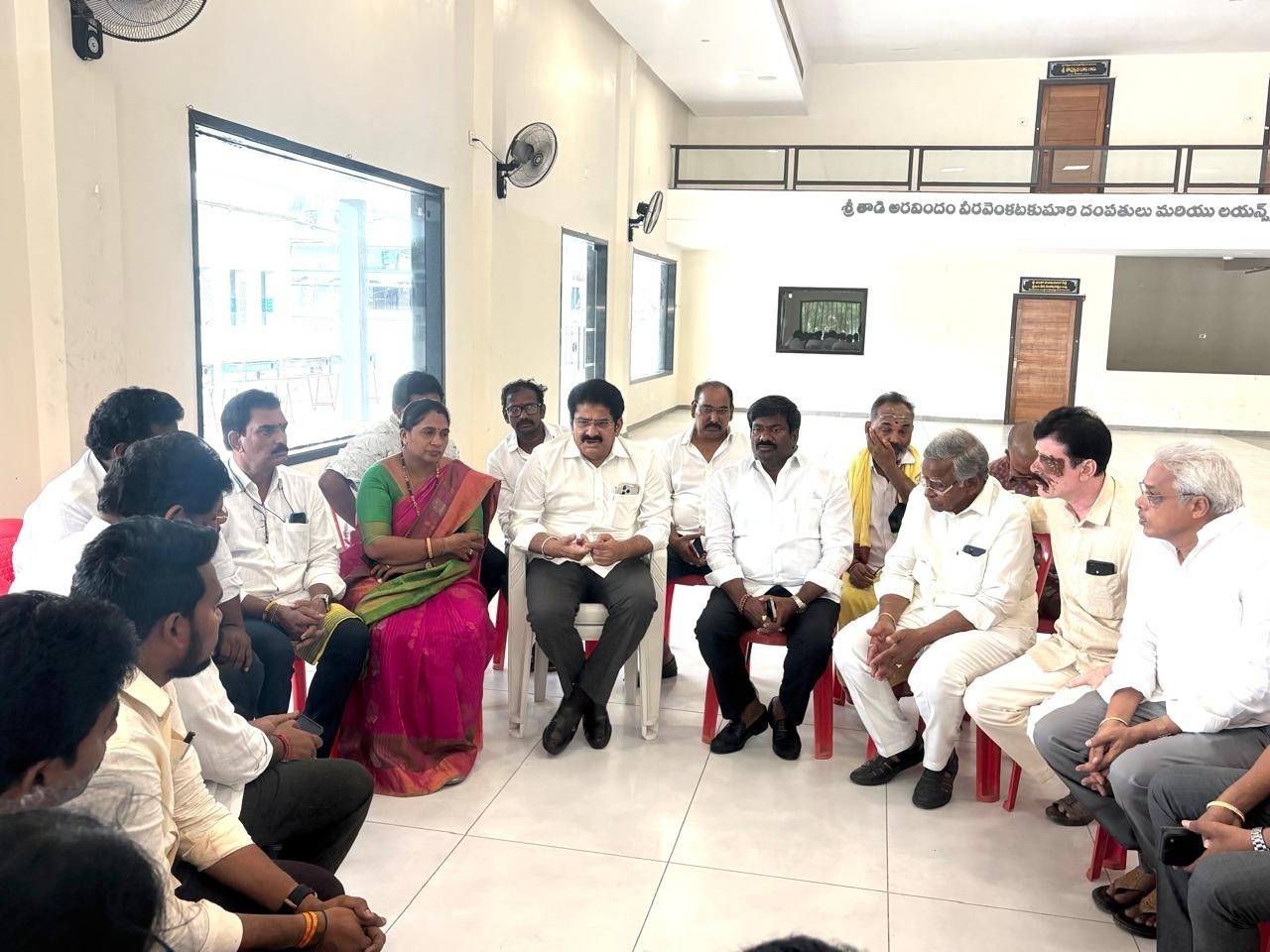 కమిటీ సమావేశంలో పాల్గొన్న ఎమ్మెల్యే నల్లమిల్లి