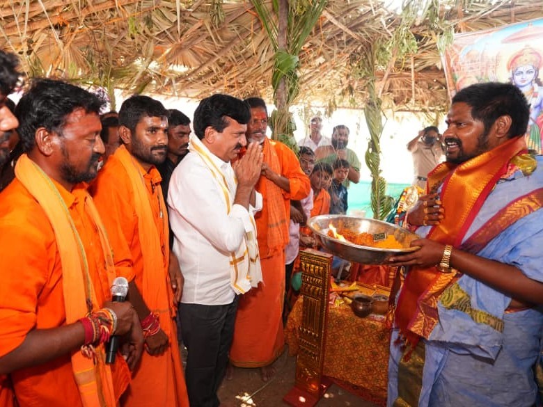 విగ్రహ ప్రతిష్ట కార్యక్రమంలో పాల్గొన్న మంత్రి