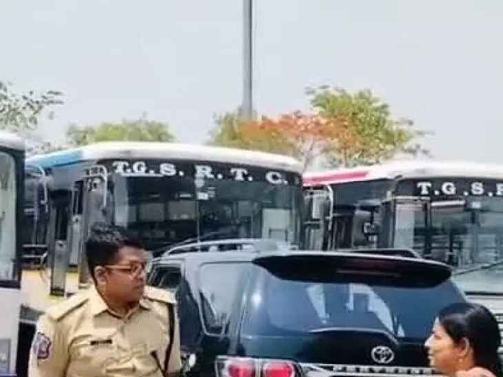 బస్ డిపో వద్ద ఎస్పీ తనిఖీలు