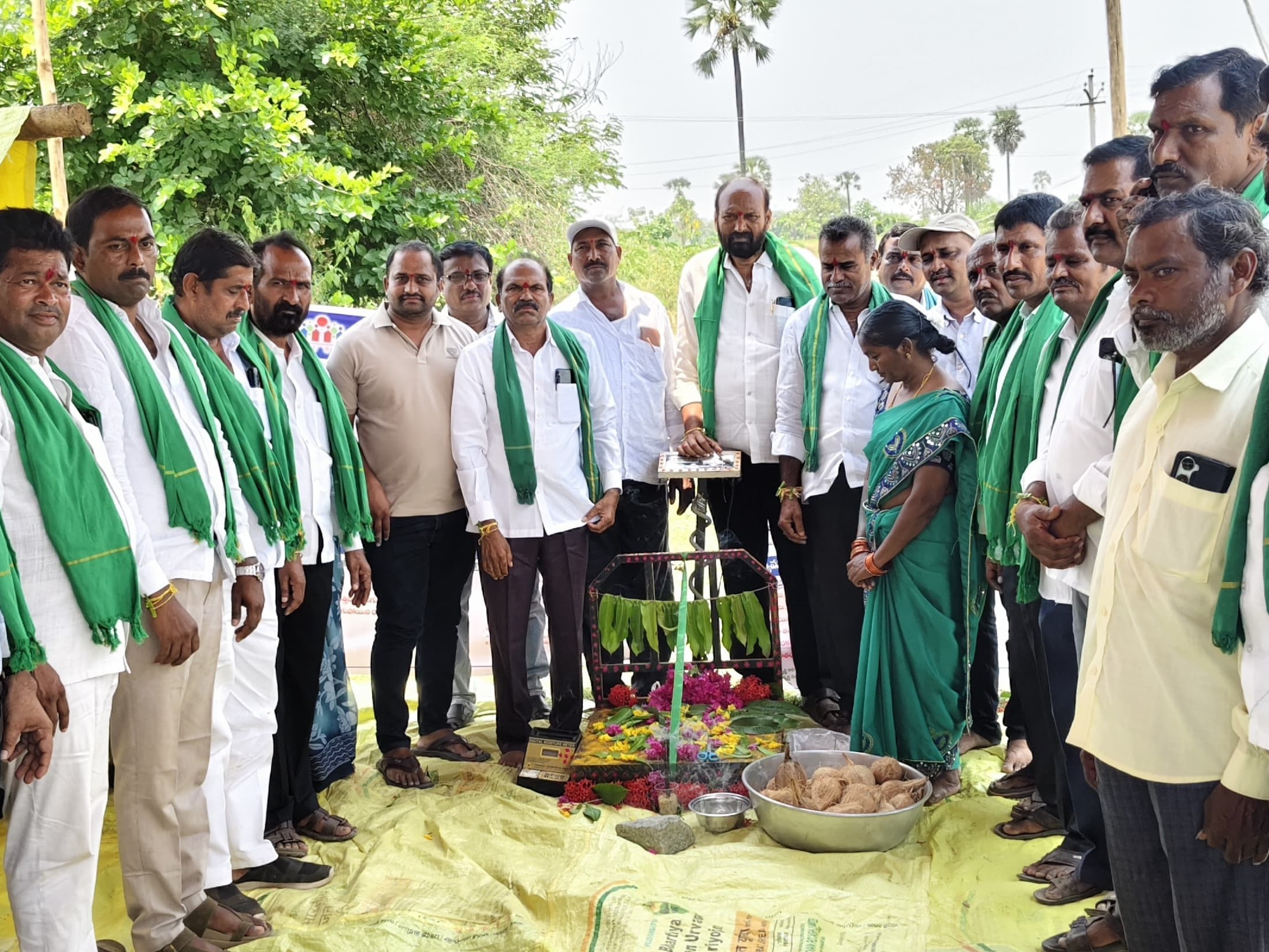 కొనుగోలు కేంద్రాన్ని ప్రారంభించిన వైస్ ఛైర్మన్