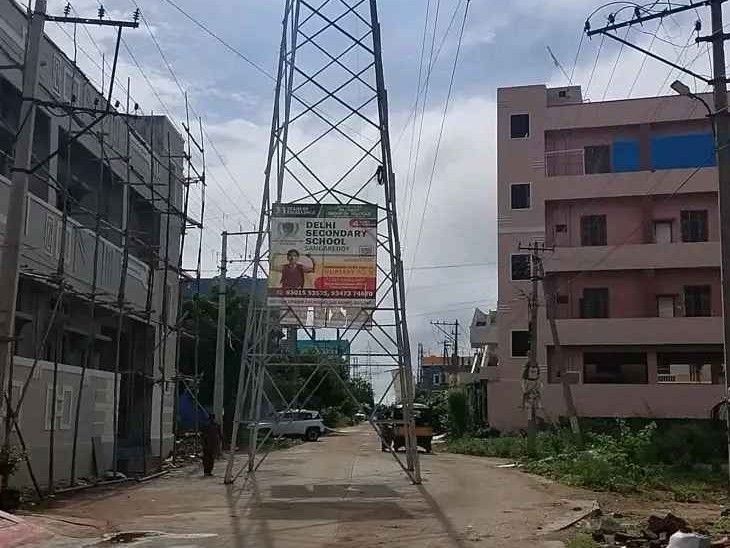 రోడ్డు మధ్యలో హైటెన్షన్ వైర్లు