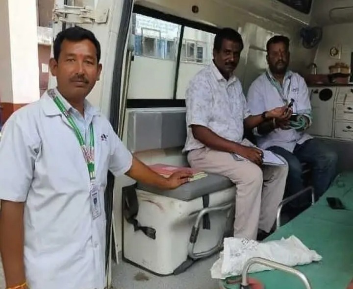 108 అంబులెన్స్‌ను తనిఖీ చేసిన అడిట్ అధికారి