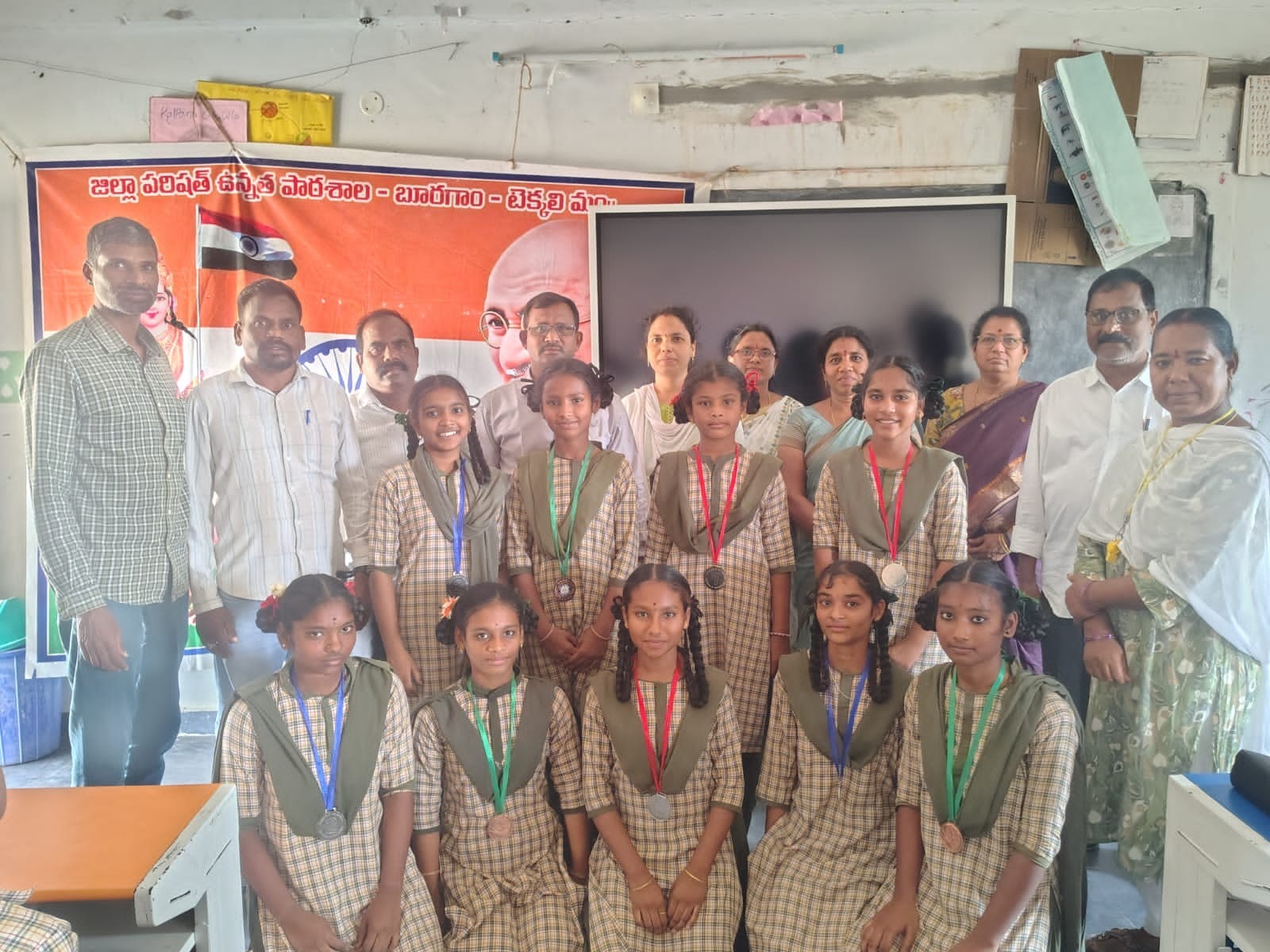 వ్యాస రచన విజేతలకు మెడల్స్ బహుకరణ