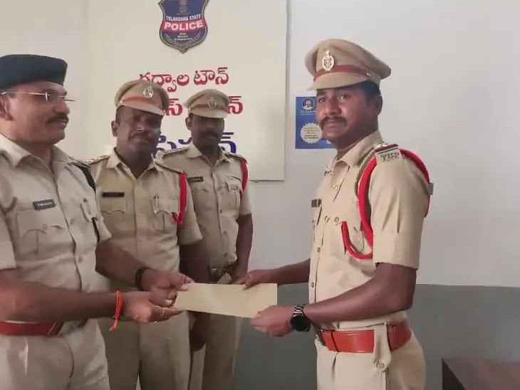 హత్య కేసు ఛేదన.. పోలీసులకు రివార్డులు