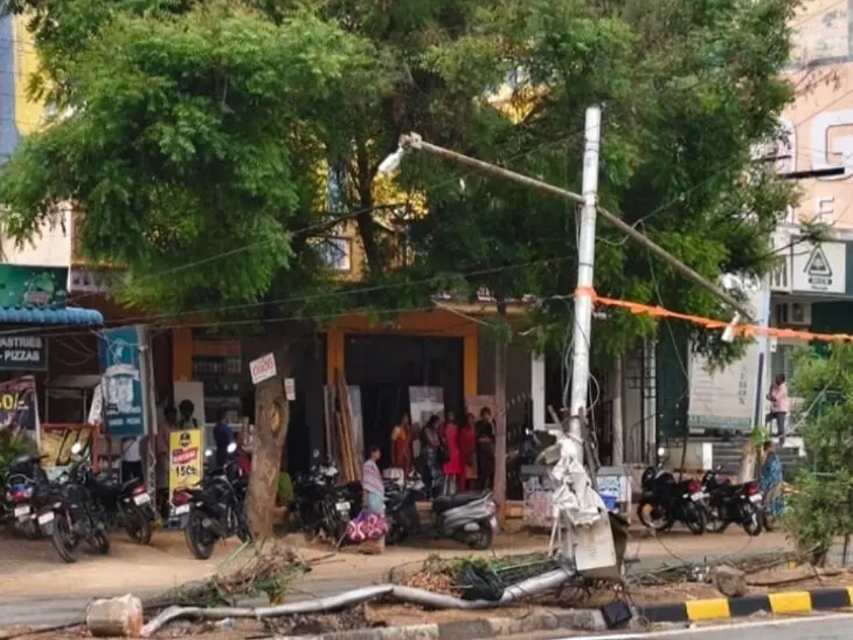 నడిరోడ్డుపై విరిగిన విద్యుత్ స్తంభం