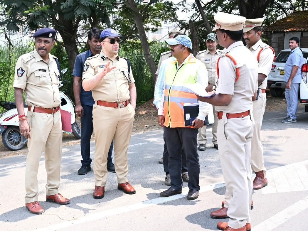 రోడ్డు ప్రమాదాల ప్రాంతాలను పరిశీలించిన ఎస్పీ