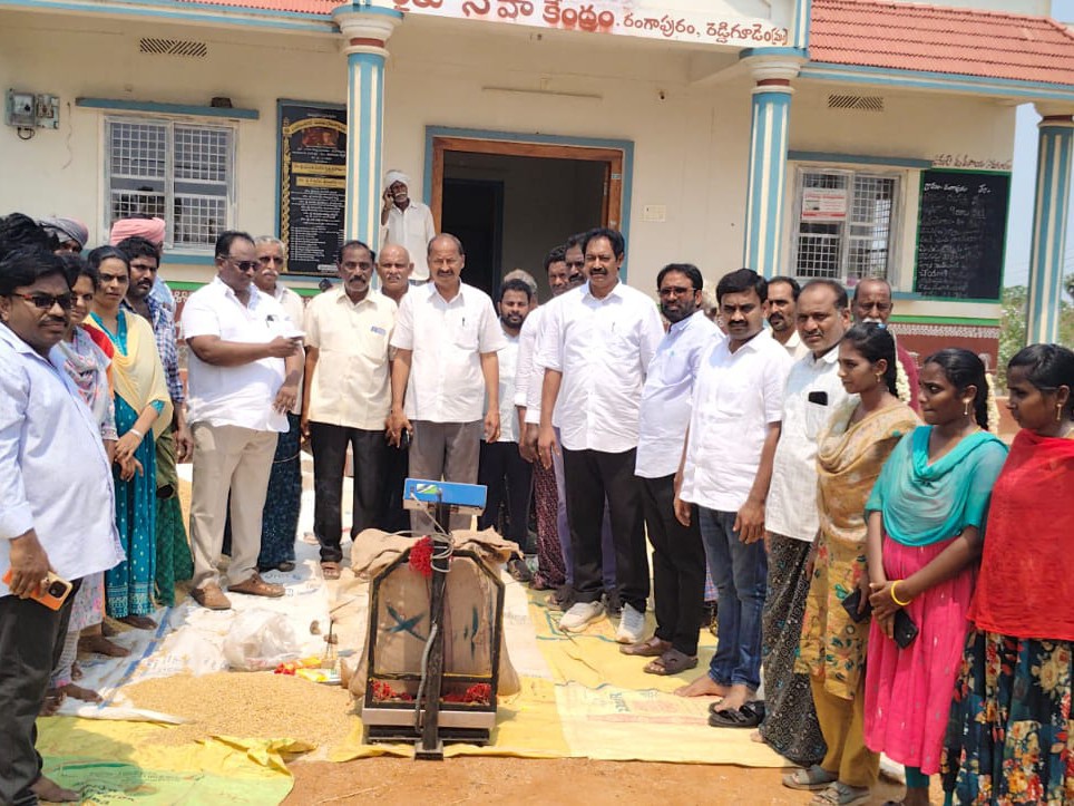 రెడ్డిగూడెంలో ధాన్యం కొనుగోలు కేంద్రాలు ప్రారంభం